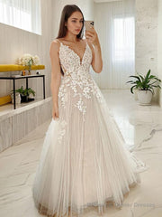 A-Line/Princess V-neck Court Train Tulle Wedding Dresses With Appliques Lace