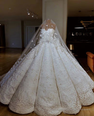 Luxurious Strapless Lace Appliques Beading Sleeveless Ball Gown Wedding Dress