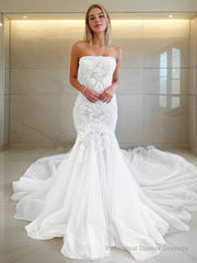 Trumpet/Mermaid Strapless Cathedral Train Tulle Wedding Dresses With Appliques Lace